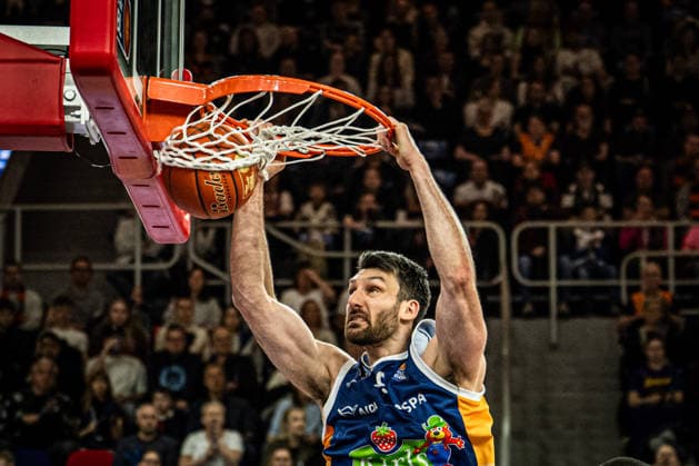 Rostock, Deutschland 01. April 2026: 1.BBL - 2025 2026 - Rostock Seawolves gegen Basketball Löwen Braunschweig Im Bild: Owen Klassen (Rostock Seawolves) macht einen Dunk, dunkt Copyright: xFotostandx xVoelkerx