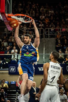 Rostock, Deutschland 01. April 2026: 1.BBL - 2025 2026 - Rostock Seawolves gegen Basketball Löwen Braunschweig Im Bild: Owen Klassen (Rostock Seawolves) macht einen Dunk, dunkt *** Rostock, Germany 01 April 2026 1 BBL 2025 2026 Rostock Seawolves vs Basketball Löwen Braunschweig In the picture Owen Klassen Rostock Seawolves makes a dunk, dunkt Copyright: xFotostandx xVoelkerx