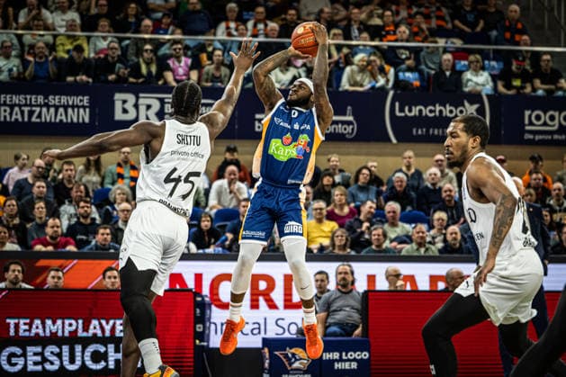 Rostock, Deutschland 01. April 2026: 1.BBL - 2025 2026 - Rostock Seawolves gegen Basketball Löwen Braunschweig Im Bild: v.li. Oluwasimisola Shittu (LÖWEN Braunschweig) und TJ Crockett Jr. (Rostock Seawolves) Copyright: xFotostandx xVoelkerx