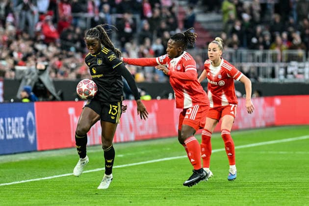 Fußball I Frauen I Saison 2025-2026 I Champions League I Viertelfinale I FC Bayern München - Manchester United, ManU I 01.04.2026 Simi Awujo (13, Manchester United), Bernadette Kakounan (15, FC Bayern München) München Allianz-Arena (Werner-Heisenberg-Allee 25) Bayern Deutschland Copyright: xLobeca InesxHähnelx