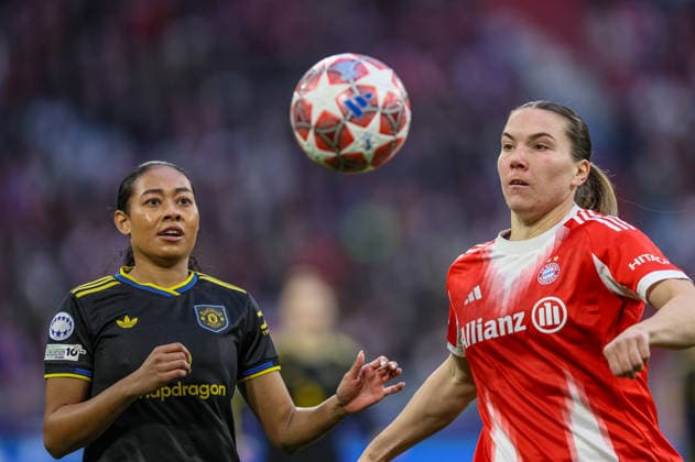 GER, München, Bayern München vs Manchester United, ManU Women s Champions League, Fussball, UEFA, Spielzeit 2025 2026, Allianz Arena, Viertelfinale, Rückspiel im Bild v.l.: Jayde Riviere (Manchester United Frauen 14), Vanessa Gilles (Bayern München 2) DFB DFL REGULATIONS PROHIBIT ANY USE OF PHOTOGRAPHS AS IMAGE SEQUENCES AND OR QUASI-VIDEO, 01.04.2026 Copyright: HMBxMedia HendrikxHamelau