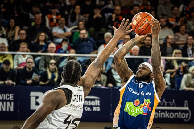 Rostock, Deutschland 01. April 2026: 1.BBL - 2025 2026 - Rostock Seawolves gegen Basketball Löwen Braunschweig Im Bild: v.li. Oluwasimisola Shittu (LÖWEN Braunschweig) und TJ Crockett Jr. (Rostock Seawolves) Copyright: xFotostandx xVoelkerx