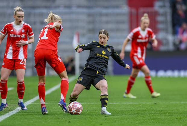 GER, München, Bayern München vs Manchester United, ManU Women s Champions League, Fussball, UEFA, Spielzeit 2025 2026, Allianz Arena, Viertelfinale, Rückspiel im Bild v.l.: Pernille Harder (Bayern München 21), Jess Park (Manchester United Frauen 8) DFB DFL REGULATIONS PROHIBIT ANY USE OF PHOTOGRAPHS AS IMAGE SEQUENCES AND OR QUASI-VIDEO, 01.04.2026 Copyright: HMBxMedia HendrikxHamelau