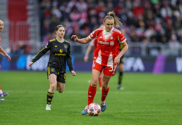 GER, München, Bayern München vs Manchester United, ManU Women s Champions League, Fussball, UEFA, Spielzeit 2025 2026, Allianz Arena, Viertelfinale, Rückspiel im Bild v.l.: Jess Park (Manchester United Frauen 8), Georgia Stanway (Bayern München 31) DFB DFL REGULATIONS PROHIBIT ANY USE OF PHOTOGRAPHS AS IMAGE SEQUENCES AND OR QUASI-VIDEO, 01.04.2026 Copyright: HMBxMedia HendrikxHamelau