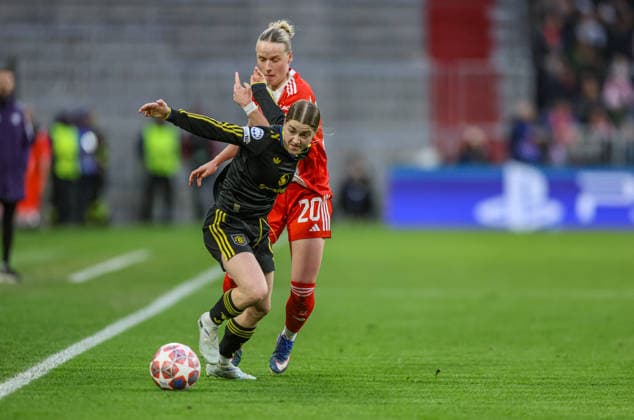 GER, München, Bayern München vs Manchester United, ManU Women s Champions League, Fussball, UEFA, Spielzeit 2025 2026, Allianz Arena, Viertelfinale, Rückspiel im Bild v.l.: Jess Park (Manchester United Frauen 8), Franziska Kett (Bayern München 20), Zweikampf DFB DFL REGULATIONS PROHIBIT ANY USE OF PHOTOGRAPHS AS IMAGE SEQUENCES AND OR QUASI-VIDEO, 01.04.2026 Copyright: HMBxMedia HendrikxHamelau