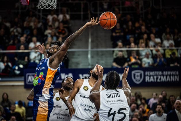Rostock, Deutschland 01. April 2026: 1.BBL - 2025 2026 - Rostock Seawolves gegen Basketball Löwen Braunschweig Im Bild: Kassim Nicholson (Rostock Seawolves) kommt nicht mehr an den Ball Copyright: xFotostandx xVoelkerx