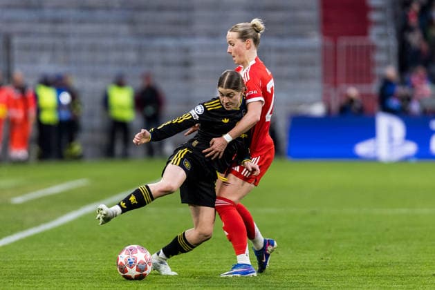 MUNICH, GERMANY - APRIL 1: Jess Park Manchester United, ManU 8) and Franziska Kett (FC Bayern Muenchen, 20) battle for the ball during the UEFA Women™s Champions League Quarter final match between FC Bayern Muenchen vs. Manchester United at Allianz Arena on the 2nd leg of the UEFA Women™s Champions League Quarter finals on April 1, 2026 in Munich, Germany. Bavaria Germany Copyright: xSteffiexWunderlx