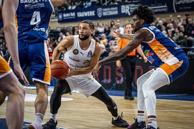 Rostock, Deutschland 01. April 2026: 1.BBL - 2025 2026 - Rostock Seawolves gegen Basketball Löwen Braunschweig Im Bild: v. li. im Zweikampf Kaza Kajami-Keane (LÖWEN Braunschweig) und Kassim Nicholson (Rostock Seawolves) Copyright: xFotostandx xVoelkerx