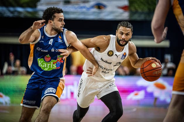 Rostock, Deutschland 01. April 2026: 1.BBL - 2025 2026 - Rostock Seawolves gegen Basketball Löwen Braunschweig Im Bild: v. li. im Zweikampf Elias Baggette (Rostock Seawolves) und Kaza Kajami-Keane (LÖWEN Braunschweig) Copyright: xFotostandx xVoelkerx