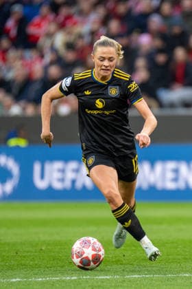 Fridolina Rolfö (12 Manchester) in Aktion beim UEFA Womens Champions League Spiel FC Bayern München Manchester United, ManU am 01.04.2026. München Allianz Arena Bayern Deutschland