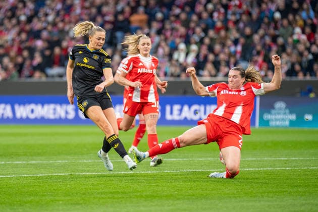 Fridolina Rolfö (12 Manchester) und Vanessa Gilles (2 Bayern) in Aktion beim UEFA Womens Champions League Spiel FC Bayern München Manchester United, ManU am 01.04.2026. München Allianz Arena Bayern Deutschland