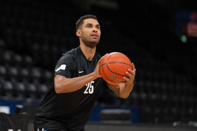 GER, Basketball, easy Credit- BBL, EWE Baskets Oldenburg vs Veolia Towers Hamburg 01.04.2026, EWE Arena, Oldenburg, GER, easy Credit-BBL, EWE Baskets Oldenburg vs Veolia Towers Hamburg, im Bild vor dem Spiel beim Aufwaermen mit dem Ball der EX-Oldenburger Kenneth OGBE ( Veolia Towers Hamburg 25 )