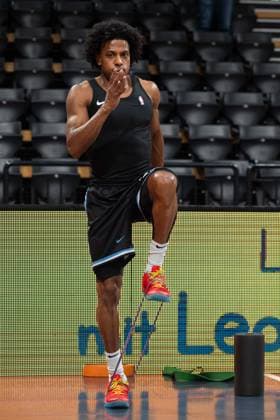 GER, Basketball, easy Credit- BBL, EWE Baskets Oldenburg vs Veolia Towers Hamburg 01.04.2026, EWE Arena, Oldenburg, GER, easy Credit-BBL, EWE Baskets Oldenburg vs Veolia Towers Hamburg, im Bild vor dem Spiel beim Aufwaermen mit dem Band Leonard THORPE JR. ( Veolia Towers Hamburg 2 )