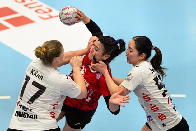 Giulia Guarieiro (Thueringer HC, 13) in betraengniss von Kaho Nakayama (BSV Sachsen Zwickau, 59), Charlotte Kaehr (BSV Sachsen Zwickau, 17). GER, Thueringer HC gegen BSV Sachsen Zwickau, Handball, Alsco Handball Bundesliga Frauen, 20. Spieltag, Saison 2025 2026, 01.04.2026 GER, Thueringer HC gegen BSV Sachsen Zwickau, Handball, Alsco Handball Bundesliga Frauen, 20. Spieltag, Saison 2025 2026, 01.04.2026 Bad Langensalza Copyright: xEibner-Pressefoto MartinxHerbstx EP_MHT