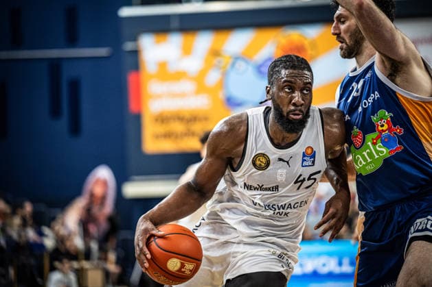 Rostock, Deutschland 01. April 2026: 1.BBL - 2025 2026 - Rostock Seawolves gegen Basketball Löwen Braunschweig Im Bild: v. li. im Zweikampf Oluwasimisola Shittu (LÖWEN Braunschweig) und Owen Klassen (Rostock Seawolves) Copyright: xFotostandx xVoelkerx