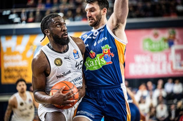 Rostock, Deutschland 01. April 2026: 1.BBL - 2025 2026 - Rostock Seawolves gegen Basketball Löwen Braunschweig Im Bild: v. li. im Zweikampf Oluwasimisola Shittu (LÖWEN Braunschweig) und Owen Klassen (Rostock Seawolves) Copyright: xFotostandx xVoelkerx
