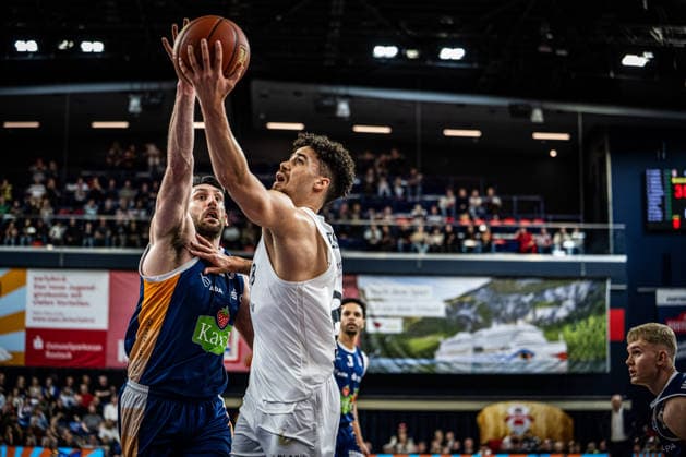 Rostock, Deutschland 01. April 2026: 1.BBL - 2025 2026 - Rostock Seawolves gegen Basketball Löwen Braunschweig Im Bild: v. li. im Zweikampf Owen Klassen (Rostock Seawolves) und Joshua Obiesie (LÖWEN Braunschweig) Copyright: xFotostandx xVoelkerx