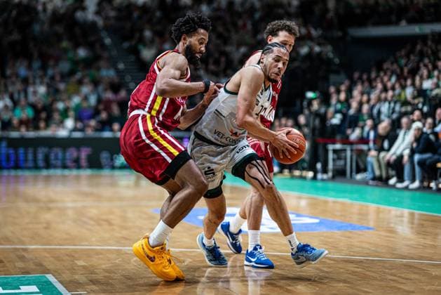 Jordan Roland (Gladiators Trier) im Zweikampf mit Davion Mintz (Fitness First Wuerzburg Baskets) und Brae Ivey (Fitness First Wuerzburg Baskets), Vet Concept Gladiators Trier vs Fitness First Wuerzburg Baskets, Basketball, easyCredit BBL, 27. Spieltag, Saison 2025 2026, 01.04.2026 Vet Concept Gladiators Trier vs Fitness First Wuerzburg Baskets, Basketball, easyCredit BBL, 27. Spieltag, Saison 2025 2026, 01.04.2026 Copyright: xEibner-Pressefoto AlexanderxNeisx EP_ANS