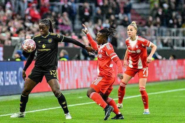 Fußball I Frauen I Saison 2025-2026 I Champions League I Viertelfinale I FC Bayern München - Manchester United, ManU I 01.04.2026 Simi Awujo (13, Manchester United), Bernadette Kakounan (15, FC Bayern München), Giulia Gwinn (7, FC Bayern München) München Allianz-Arena (Werner-Heisenberg-Allee 25) Bayern Deutschland Copyright: xLobeca InesxHähnelx