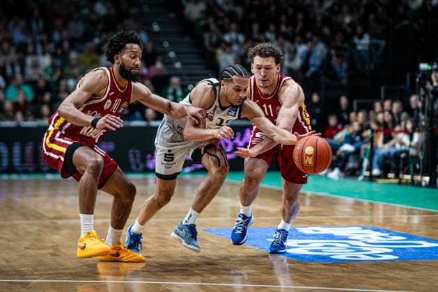 Jordan Roland (Gladiators Trier) im Zweikampf mit Davion Mintz (Fitness First Wuerzburg Baskets) und Brae Ivey (Fitness First Wuerzburg Baskets), Vet Concept Gladiators Trier vs Fitness First Wuerzburg Baskets, Basketball, easyCredit BBL, 27. Spieltag, Saison 2025 2026, 01.04.2026 Vet Concept Gladiators Trier vs Fitness First Wuerzburg Baskets, Basketball, easyCredit BBL, 27. Spieltag, Saison 2025 2026, 01.04.2026 *** Jordan Roland Gladiators Trier in a duel with Davion Mintz Fitness First Wuerzburg Baskets and Brae Ivey Fitness First Wuerzburg Baskets , Vet Concept Gladiators Trier vs Fitness First Wuerzburg Baskets, Basketball, easyCredit BBL, Matchday 27, Season 2025 2026, 01 04 2026 Vet Concept Gladiators Trier vs Fitness First Wuerzburg Baskets, Basketball, easyCredit BBL, Matchday 27, Season 2025 2026, 01 04 2026 Copyright: xEibner-Pressefoto AlexanderxNeisx EP_ANS