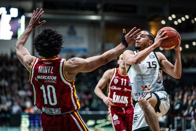 Jordan Roland (Gladiators Trier) im Zweikampf mit Davion Mintz (Fitness First Wuerzburg Baskets), Vet Concept Gladiators Trier vs Fitness First Wuerzburg Baskets, Basketball, easyCredit BBL, 27. Spieltag, Saison 2025 2026, 01.04.2026 Vet Concept Gladiators Trier vs Fitness First Wuerzburg Baskets, Basketball, easyCredit BBL, 27. Spieltag, Saison 2025 2026, 01.04.2026 Copyright: xEibner-Pressefoto AlexanderxNeisx EP_ANS