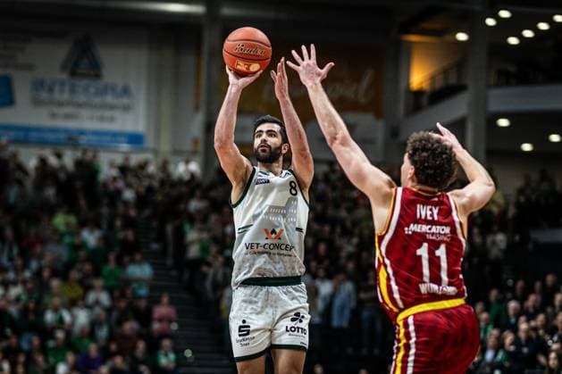 Behnam Yakhchali (Gladiators Trier) im Zweikampf mit Brae Ivey (Fitness First Wuerzburg Baskets), Vet Concept Gladiators Trier vs Fitness First Wuerzburg Baskets, Basketball, easyCredit BBL, 27. Spieltag, Saison 2025 2026, 01.04.2026 Vet Concept Gladiators Trier vs Fitness First Wuerzburg Baskets, Basketball, easyCredit BBL, 27. Spieltag, Saison 2025 2026, 01.04.2026 Copyright: xEibner-Pressefoto AlexanderxNeisx EP_ANS