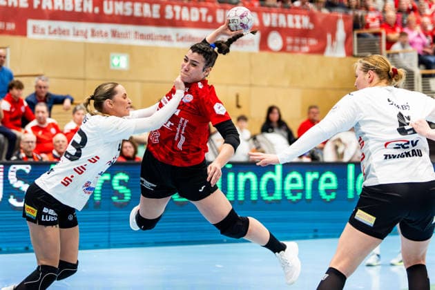 01.04.2026, GER, Handball, Frauen, Saison 2025 2026, Alsco 1.Bl, 20.Spieltag, Thueringer HC - BSV Sachsen Zwickau Silje Brons Petersen (BSV Sachsen Zwickau), Natsuki Aizawa (Thueringer HC,23) 99947 Bad Langensalza Salza Halle Sporthalle Mehrz Thüringen Deutschland