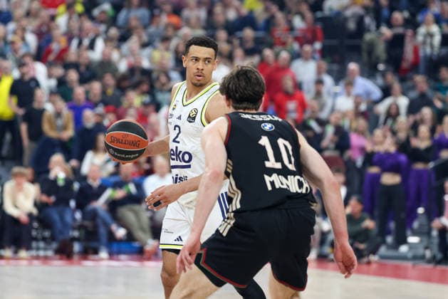 Wade Baldwin (Fenerbahce Beko Istanbul, 02) mit Justinian Jessup (FC Bayern Basketball, 10), GER, FC Bayern Basketball vs. Fenerbahce Beko Istanbul, Basketball, Euroleague, 35. Spieltag, Saison 2025 2026, 01.04.2026, GER, FC Bayern Basketball vs. Fenerbahce Beko Istanbul, Basketball, Euroleague, 35. Spieltag, Saison 2025 2026, 01.04.2026 Muenchen Copyright: xEibner-Pressefoto JennixMaulx EP_JML