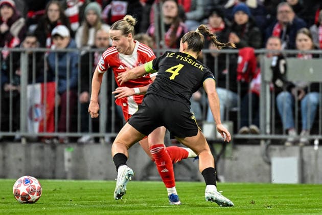 Fußball I Frauen I Saison 2025-2026 I Champions League I Viertelfinale I FC Bayern München - Manchester United, ManU I 01.04.2026 Zweikampf Franziska Kett (20, FC Bayern München), Maya Le Tissier (4, Manchester United) München Allianz-Arena (Werner-Heisenberg-Allee 25) Bayern Deutschland Copyright: xLobeca InesxHähnelx
