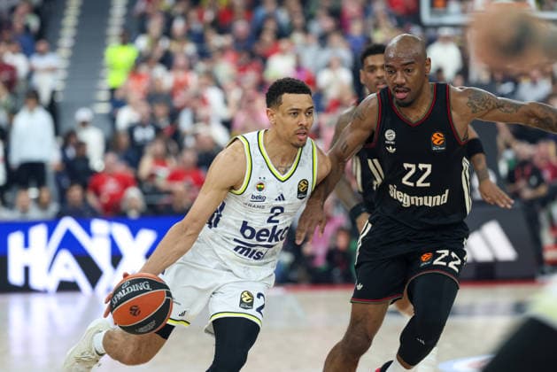 Wade Baldwin (Fenerbahce Beko Istanbul, 02) mit Isiaha Mike (FC Bayern Basketball, 22), GER, FC Bayern Basketball vs. Fenerbahce Beko Istanbul, Basketball, Euroleague, 35. Spieltag, Saison 2025 2026, 01.04.2026, GER, FC Bayern Basketball vs. Fenerbahce Beko Istanbul, Basketball, Euroleague, 35. Spieltag, Saison 2025 2026, 01.04.2026 Muenchen Copyright: xEibner-Pressefoto JennixMaulx EP_JML