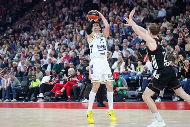 Tarik Biberovic (Fenerbahce Beko Istanbul, 13) mit Justuz Hollatz (FC Bayern Basketball, 21), GER, FC Bayern Basketball vs. Fenerbahce Beko Istanbul, Basketball, Euroleague, 35. Spieltag, Saison 2025 2026, 01.04.2026, GER, FC Bayern Basketball vs. Fenerbahce Beko Istanbul, Basketball, Euroleague, 35. Spieltag, Saison 2025 2026, 01.04.2026 Muenchen Copyright: xEibner-Pressefoto JennixMaulx EP_JML