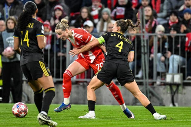 Fußball I Frauen I Saison 2025-2026 I Champions League I Viertelfinale I FC Bayern München - Manchester United, ManU I 01.04.2026 Zweikampf Franziska Kett (20, FC Bayern München) gegen Maya Le Tissier (4, Manchester United) München Allianz-Arena (Werner-Heisenberg-Allee 25) Bayern Deutschland Copyright: xLobeca InesxHähnelx