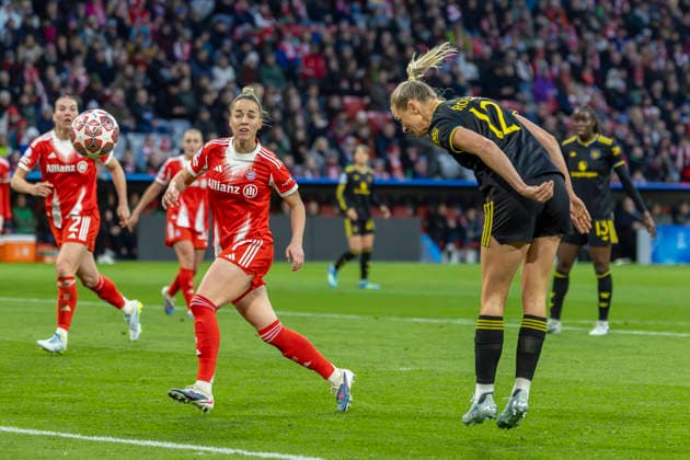 München, Deutschland 01. April 2026: UEFA Womens Champions League - 2025 2026 - Viertelfinale - FC Bayern München gegen Manchester United, ManU Im Bild: v. li. im Zweikampf Giulia Gwinn (FCB) und Fridolina Rolfö Rolfoe (Man Utd) Allianz Arena Bayern Copyright: xFotostandx xSchäferx