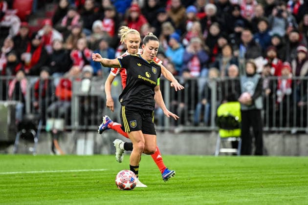 Fußball I Frauen I Saison 2025-2026 I Champions League I Viertelfinale I FC Bayern München - Manchester United, ManU I 01.04.2026 Zweikampf Maya Le Tissier (4, Manchester United) wird von Pernille Harder (21, FC Bayern München) angelaufen und zum ab spielen gezwungen München Allianz-Arena (Werner-Heisenberg-Allee 25) Bayern Deutschland Copyright: xLobeca InesxHähnelx