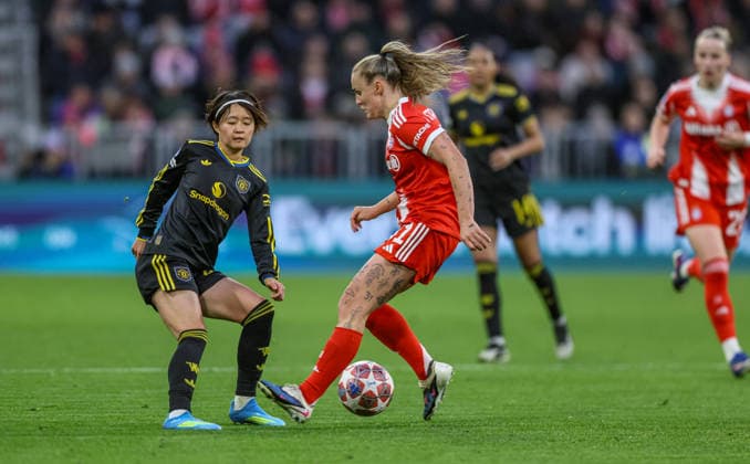 GER, München, Bayern München vs Manchester United, ManU Women s Champions League, Fussball, UEFA, Spielzeit 2025 2026, Allianz Arena, Viertelfinale, Rückspiel im Bild v.l.: Hinata Miyazawa (Manchester United Frauen 20), Georgia Stanway (Bayern München 31) DFB DFL REGULATIONS PROHIBIT ANY USE OF PHOTOGRAPHS AS IMAGE SEQUENCES AND OR QUASI-VIDEO, 01.04.2026 Copyright: HMBxMedia HendrikxHamelau