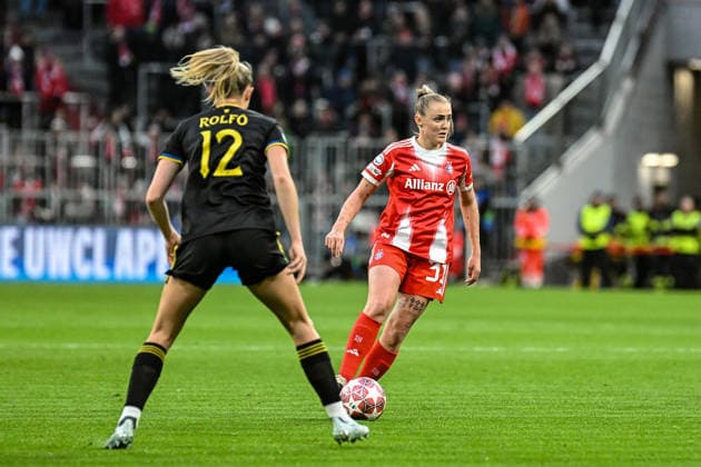 Fußball I Frauen I Saison 2025-2026 I Champions League I Viertelfinale I FC Bayern München - Manchester United, ManU I 01.04.2026 Fridolina Rolfö (12, Manchester United), Georgia Stanway (31, FC Bayern München) München Allianz-Arena (Werner-Heisenberg-Allee 25) Bayern Deutschland Copyright: xLobeca InesxHähnelx