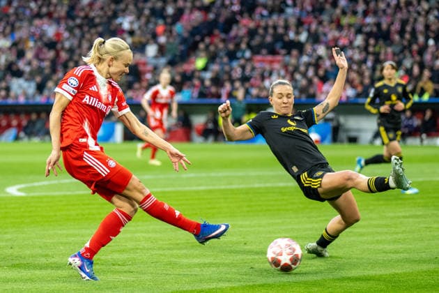 Pernille Harder 21 (FC Bayern Muenchen) im Zweikampf mit Julia Zigiotti Olme 18Julia Zigiotti Olme, FC Bayern Frauen - Manchester United, ManU Fussball, Champions League Viertelfinale Rueckspiel, 01.04.2026 DFB regulations prohibit any use of photographs as image sequences and or quasi-video Muenchen Bayern Deutschland