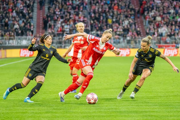 Giulia Gwinn 7 (FC Bayern Muenchen) im Kampf, FC Bayern Frauen - Manchester United, ManU Fussball, Champions League Viertelfinale Rueckspiel, 01.04.2026 DFB regulations prohibit any use of photographs as image sequences and or quasi-video Muenchen Bayern Deutschland