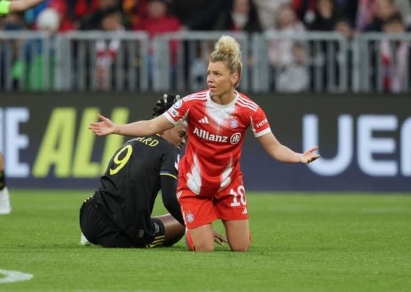 Fassungslos . . . Bayerns 10 Linda DALLMANN. Frauenfussball: Muenchen - Manchester. Frauen - Fußball - Championsleague, FC Bayern München - Manchester United, ManU Viertelfinale, Saison 2025-2026, am 1.04.2026 in Muenchen, A L L I A N Z A R E N A, Deutschland. Quelle Copyright Credit : Oryk HAIST