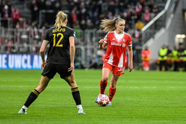 Fußball I Frauen I Saison 2025-2026 I Champions League I Viertelfinale I FC Bayern München - Manchester United, ManU I 01.04.2026 Fridolina Rolfö (12, Manchester United), Georgia Stanway (31, FC Bayern München) mit Ball München Allianz-Arena (Werner-Heisenberg-Allee 25) Bayern Deutschland Copyright: xLobeca InesxHähnelx