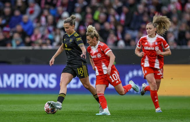GER, München, Bayern München vs Manchester United, ManU Women s Champions League, Fussball, UEFA, Spielzeit 2025 2026, Allianz Arena, Viertelfinale, Rückspiel im Bild v.l.: Julia Zigotti (Manchester United Frauen 18), Linda Dallmann (Bayern München 10) DFB DFL REGULATIONS PROHIBIT ANY USE OF PHOTOGRAPHS AS IMAGE SEQUENCES AND OR QUASI-VIDEO, 01.04.2026 Copyright: HMBxMedia HendrikxHamelau