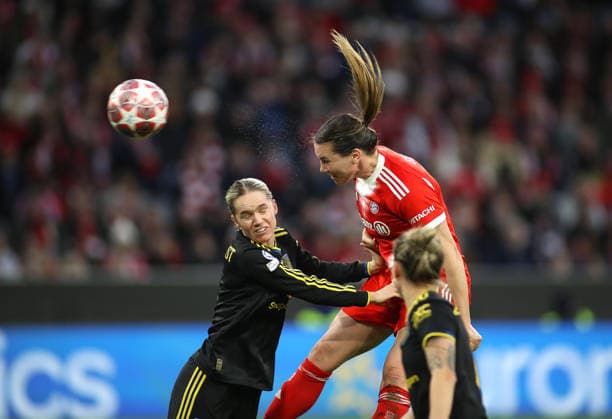 Fussball, Frauen, Frauen Champions League, Viertelfinale Rückspiel, Saison 2025 2026, FC Bayern München - Manchester United, ManU Allianz Arena Vanessa Gilles (FC Bayern München) bei einem Kopfball auf das Tor, Torchance
