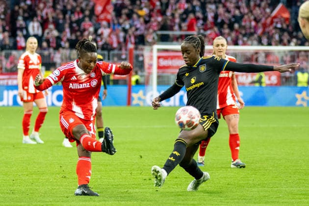 Bernadette Kakounan 15 (FC Bayern Muenchen) im Zweikampf mit Simi Awujo 13 Manchester United, ManU Women), FC Bayern Frauen - Manchester United, Fussball, Champions League Viertelfinale Rueckspiel, 01.04.2026 DFB regulations prohibit any use of photographs as image sequences and or quasi-video Muenchen Bayern Deutschland