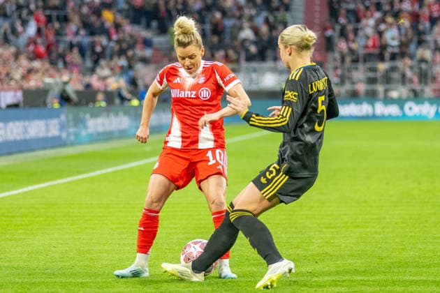 Linda Dallmann 10 (FC Bayern Muenchen)im Zweikampf mit Hanna Lundkvist 5 Manchester United, ManU Women), FC Bayern Frauen - Manchester United, Fussball, Champions League Viertelfinale Rueckspiel, 01.04.2026 DFB regulations prohibit any use of photographs as image sequences and or quasi-video Muenchen Bayern Deutschland