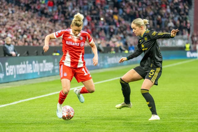 Linda Dallmann 10 (FC Bayern Muenchen)im Zweikampf mit Hanna Lundkvist 5 Manchester United, ManU Women), FC Bayern Frauen - Manchester United, Fussball, Champions League Viertelfinale Rueckspiel, 01.04.2026 DFB regulations prohibit any use of photographs as image sequences and or quasi-video Muenchen Bayern Deutschland