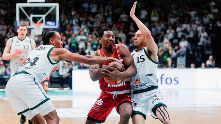 Im Bild: v.li. George King (VET-CONCEPT Gladiators Trier, 94) stealt Johnathan Stove (Wuerzburg Baskets, 22) und daneben Jordan Roland (VET-CONCEPT Gladiators Trier, 15) 01.04.2026, VET-CONCEPT Gladiators Trier - Fitness First Wuerzburg Baskets, easyCredit BBL, 27. Spieltag, Deutschland, Trier, SWT-Arena, Copyright: HMBxMedia xJulienxBecker