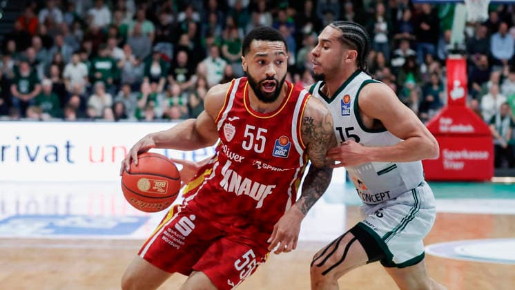 Im Bild: v.li. David Muenkat (Wuerzburg Baskets, 55) wird von Jordan Roland (VET-CONCEPT Gladiators Trier, 15) gestealt. 01.04.2026, VET-CONCEPT Gladiators Trier - Fitness First Wuerzburg Baskets, easyCredit BBL, 27. Spieltag, Deutschland, Trier, SWT-Arena, Copyright: HMBxMedia xJulienxBecker