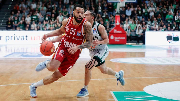 Im Bild: v.li. David Muenkat (Wuerzburg Baskets, 55) wird von Jordan Roland (VET-CONCEPT Gladiators Trier, 15) gestealt. 01.04.2026, VET-CONCEPT Gladiators Trier - Fitness First Wuerzburg Baskets, easyCredit BBL, 27. Spieltag, Deutschland, Trier, SWT-Arena, Copyright: HMBxMedia xJulienxBecker