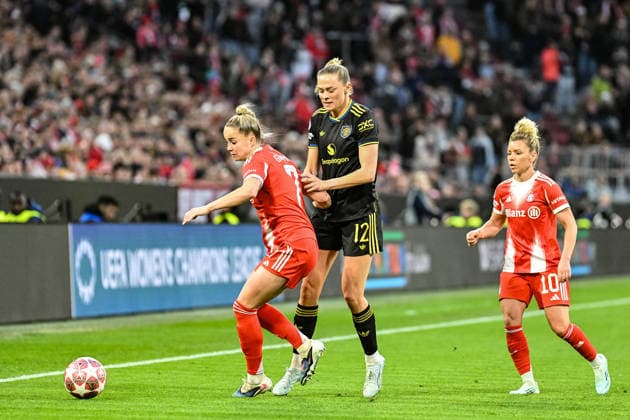 Fußball I Frauen I Saison 2025-2026 I Champions League I Viertelfinale I FC Bayern München - Manchester United, ManU I 01.04.2026 Zweikampf Giulia Gwinn (7, FC Bayern München) gegen Fridolina Rolfö (12, Manchester United), rechts Linda Dallmann (10, FC Bayern München) München Allianz-Arena (Werner-Heisenberg-Allee 25) Bayern Deutschland Copyright: xLobeca InesxHähnelx