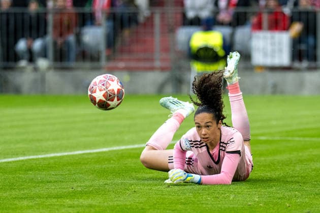 Phallon Tullis-Joyce 91 Manchester United, ManU Women) in Action, FC Bayern Frauen - Manchester United, Fussball, Champions League Viertelfinale Rueckspiel, 01.04.2026 DFB regulations prohibit any use of photographs as image sequences and or quasi-video Muenchen Bayern Deutschland